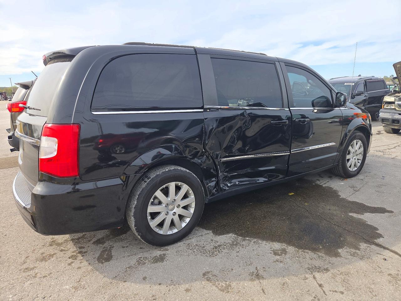 2015 Chrysler Town & Country Touring - Фото 3