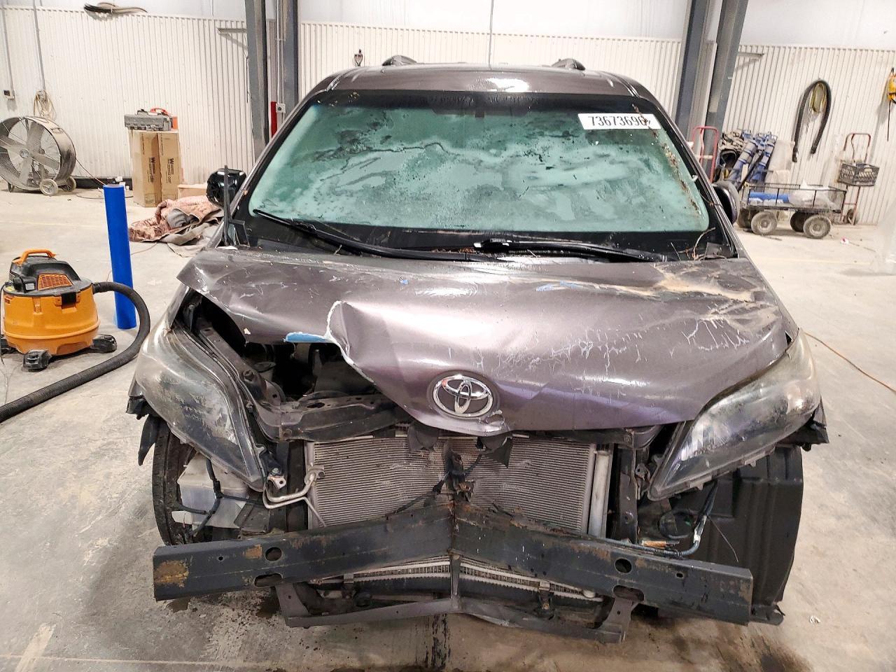 2014 Toyota Sienna Se 8-Passenger - Image 5