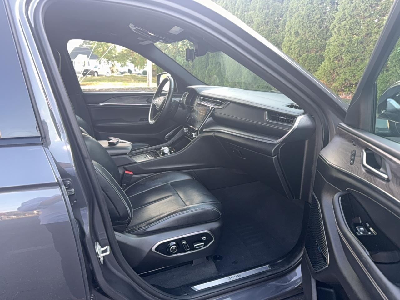 2022 Jeep Grand Cherokee Overland - Image 5