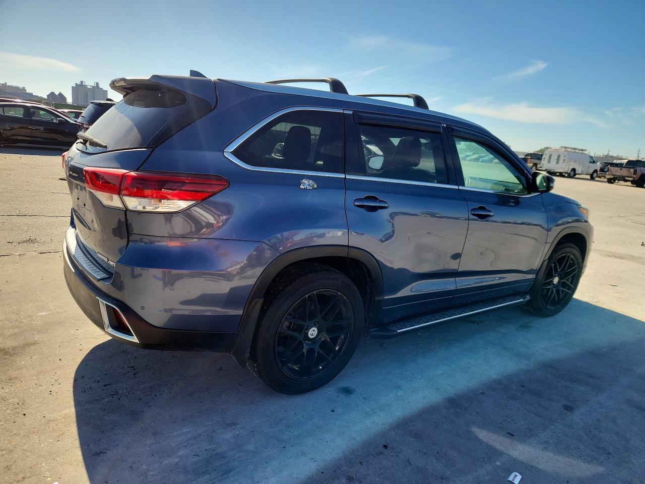 2019 Toyota Highlander Limited Platinum - Фото 3