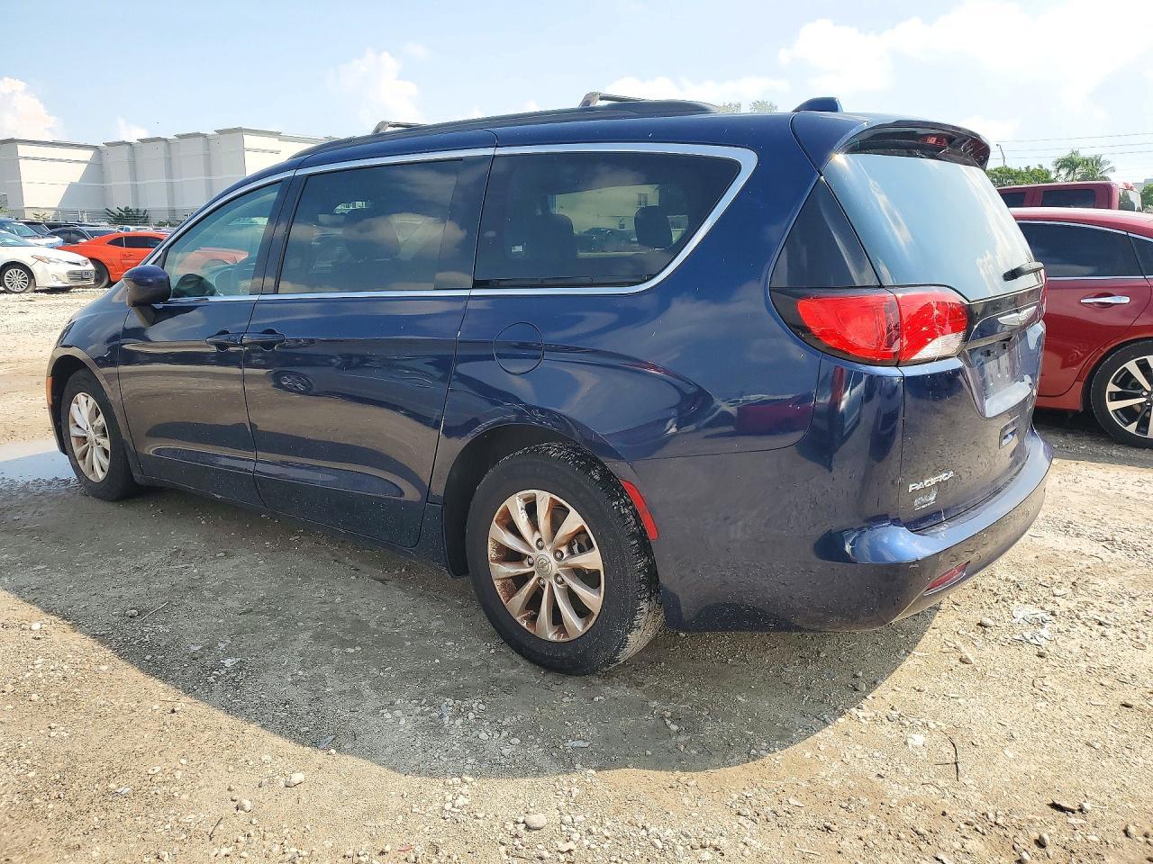 2017 Chrysler Pacifica Touring - Фото 2