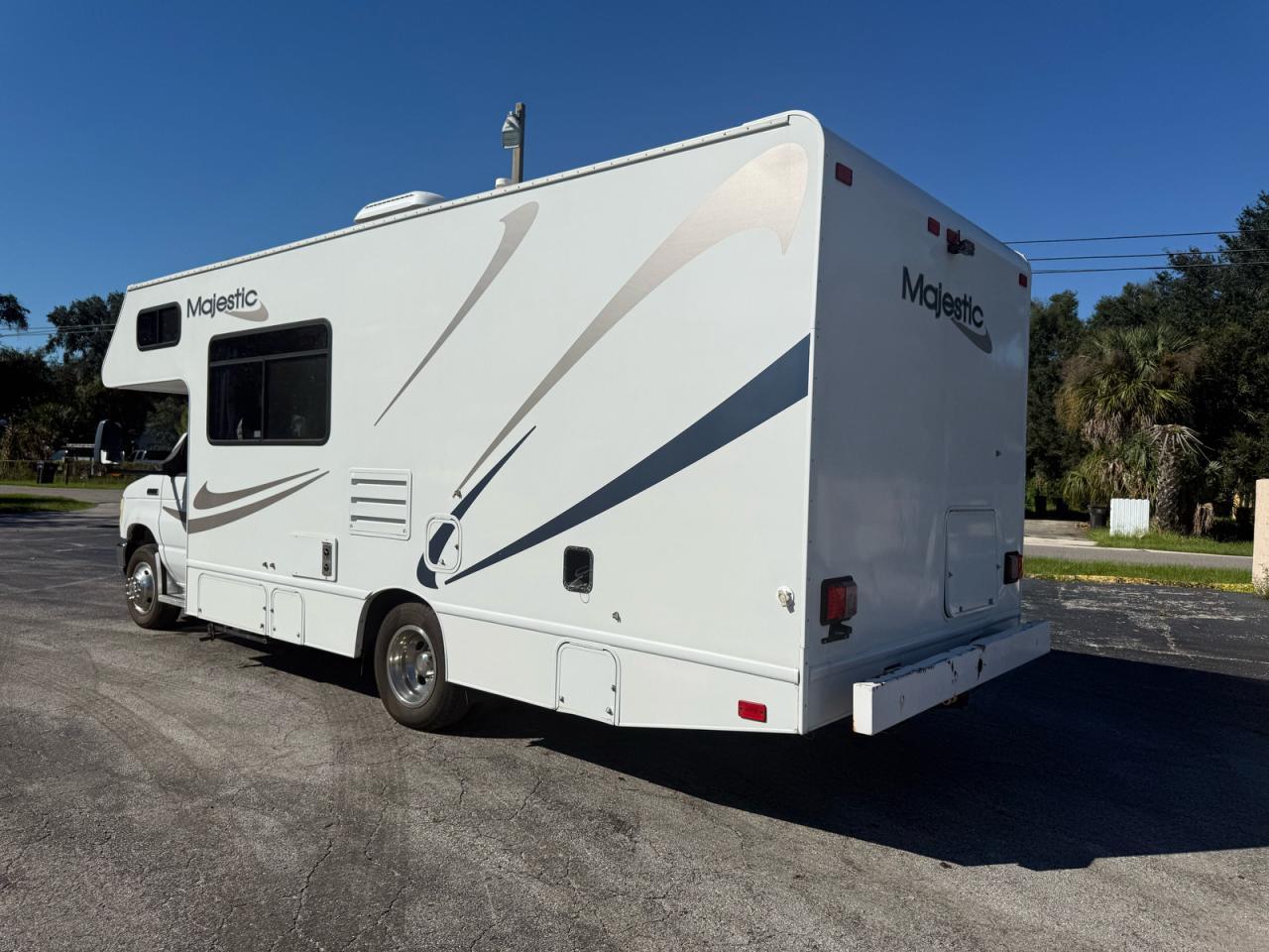 2014 Thor Motor Coach Majestic 23A - Image 3