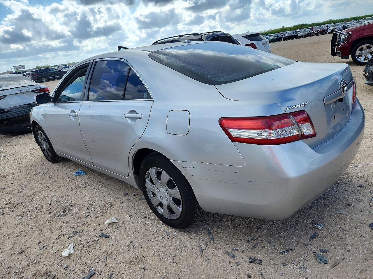 2011 Toyota Camry Le - Фото 2