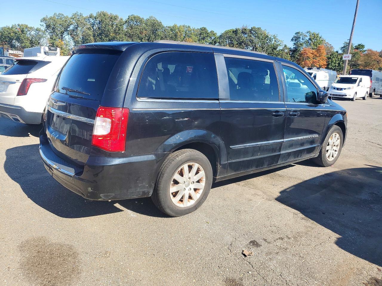 2015 Chrysler Town & Country Touring - Фото 3