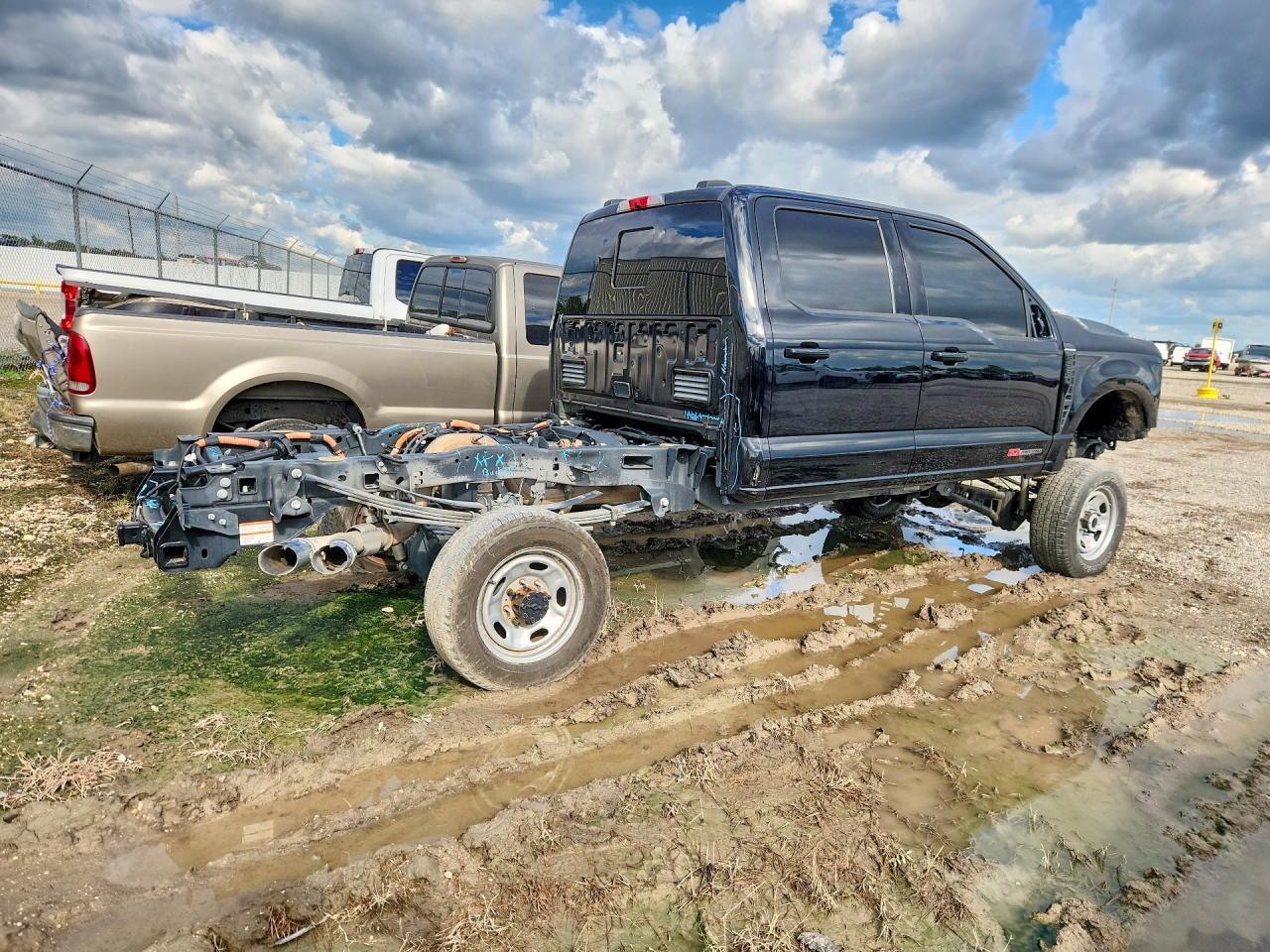 2025 Ford F250 Super Duty - Image 3