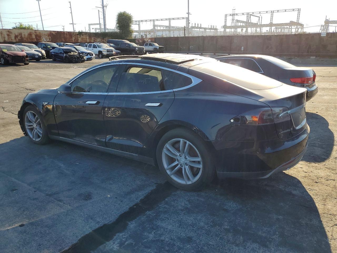 2014 Tesla Model S - Image 2
