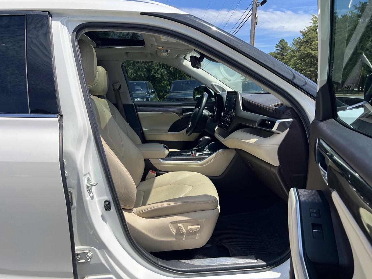 2021 Toyota Highlander Hybrid Limited - Image 5