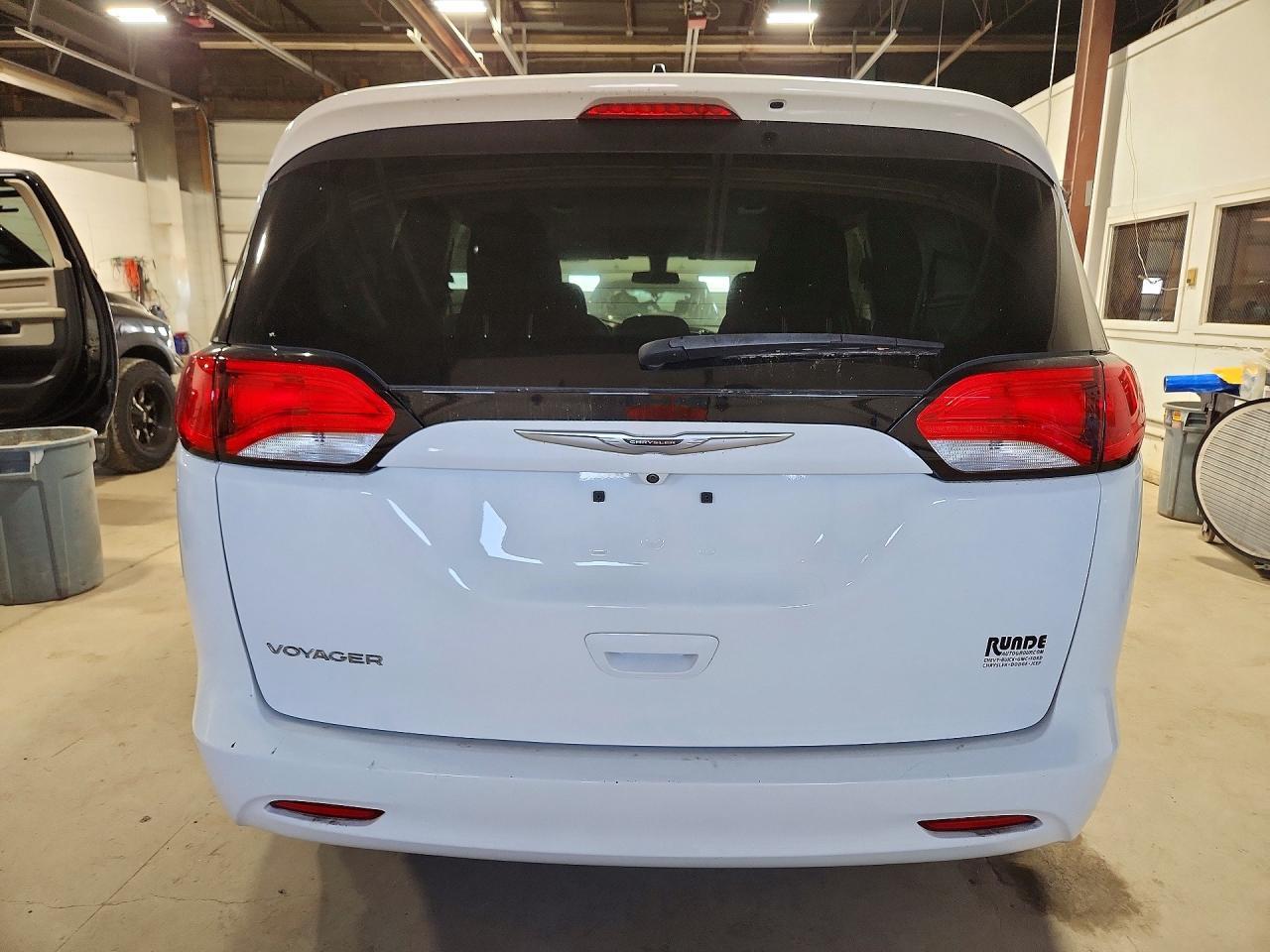 2022 Chrysler Voyager Lx - Фото 6