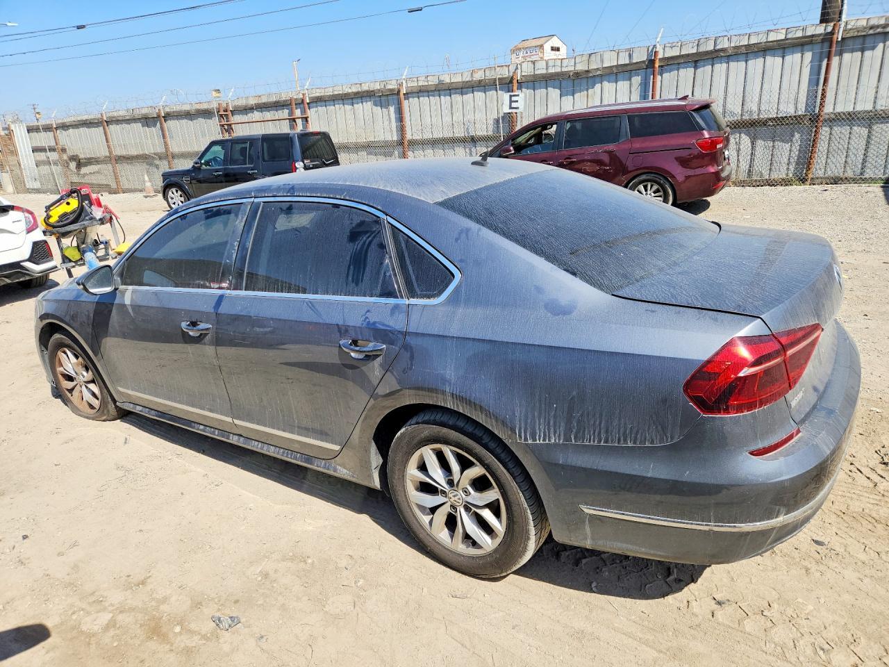2016 Volkswagen Passat S - Фото 2