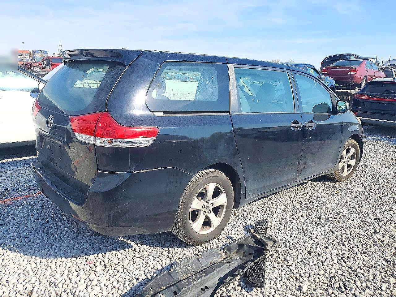 2011 Toyota Sienna Base 7-Passenger - Image 3