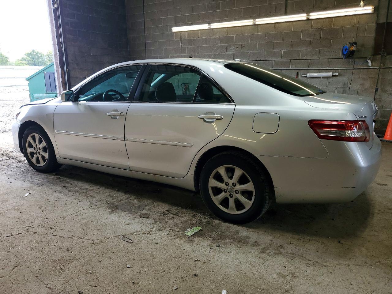 2011 Toyota Camry Le - Фото 2