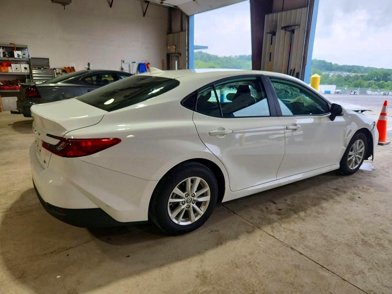 2025 Toyota Camry Le - Фото 3