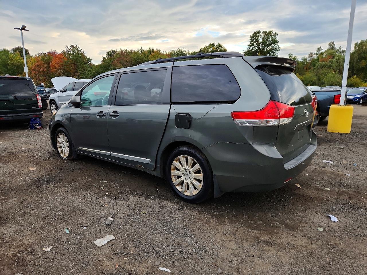 2013 Toyota Sienna Le 7-Passenger - Image 2