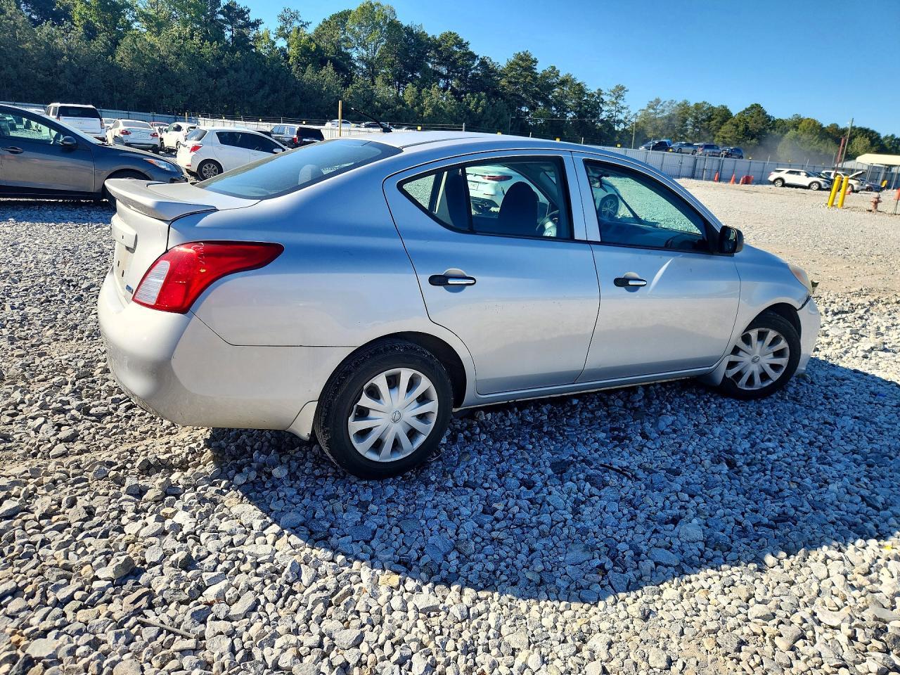 2013 Nissan Versa 1.6 S - Image 3