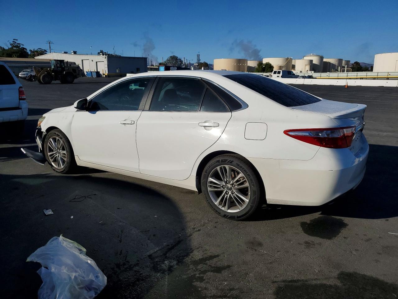 2016 Toyota Camry Se - Фото 2