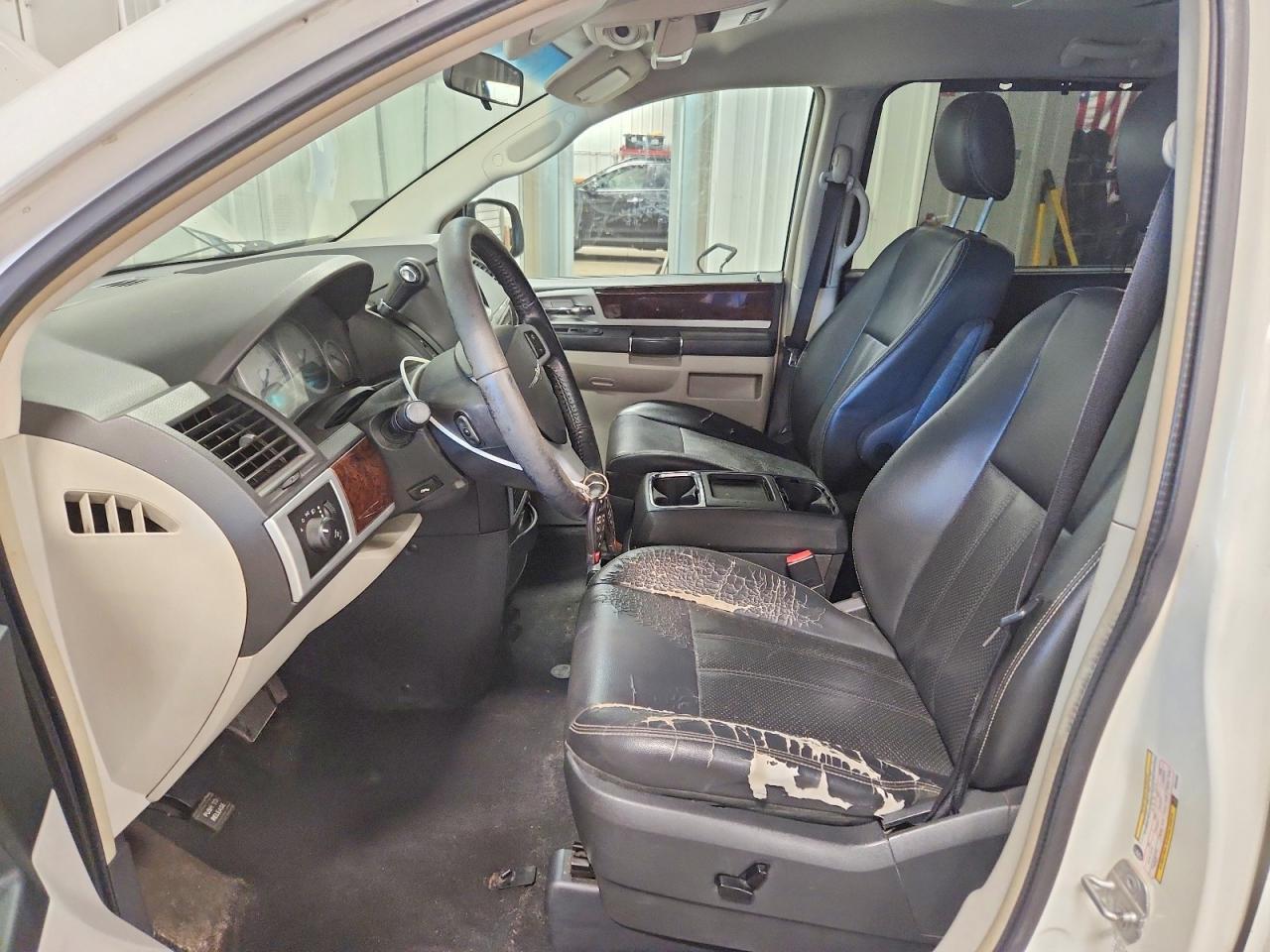 2009 Chrysler Town & Country Touring - Image 7