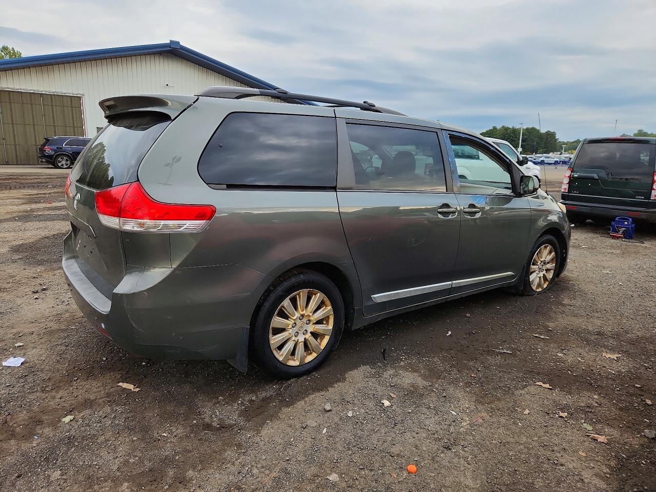 2013 Toyota Sienna Le 7-Passenger - Image 3