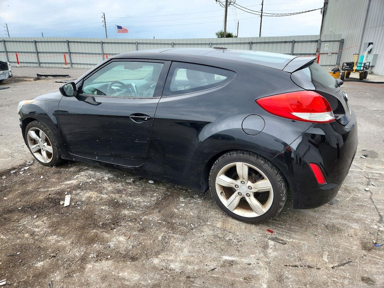 2014 Hyundai Veloster Base - Image 2
