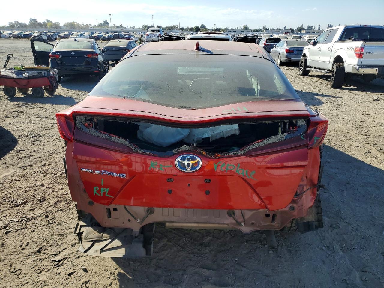 2017 Toyota Prius Prime Premium - Image 6