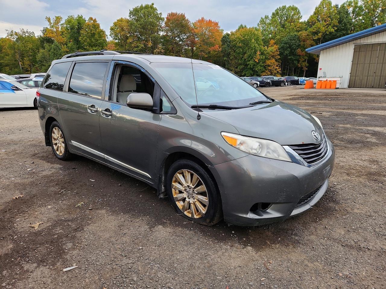 2013 Toyota Sienna Le 7-Passenger - Image 4