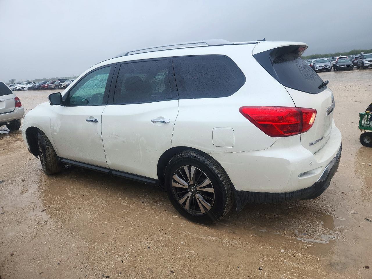 2017 Nissan Pathfinder Sl - Image 2