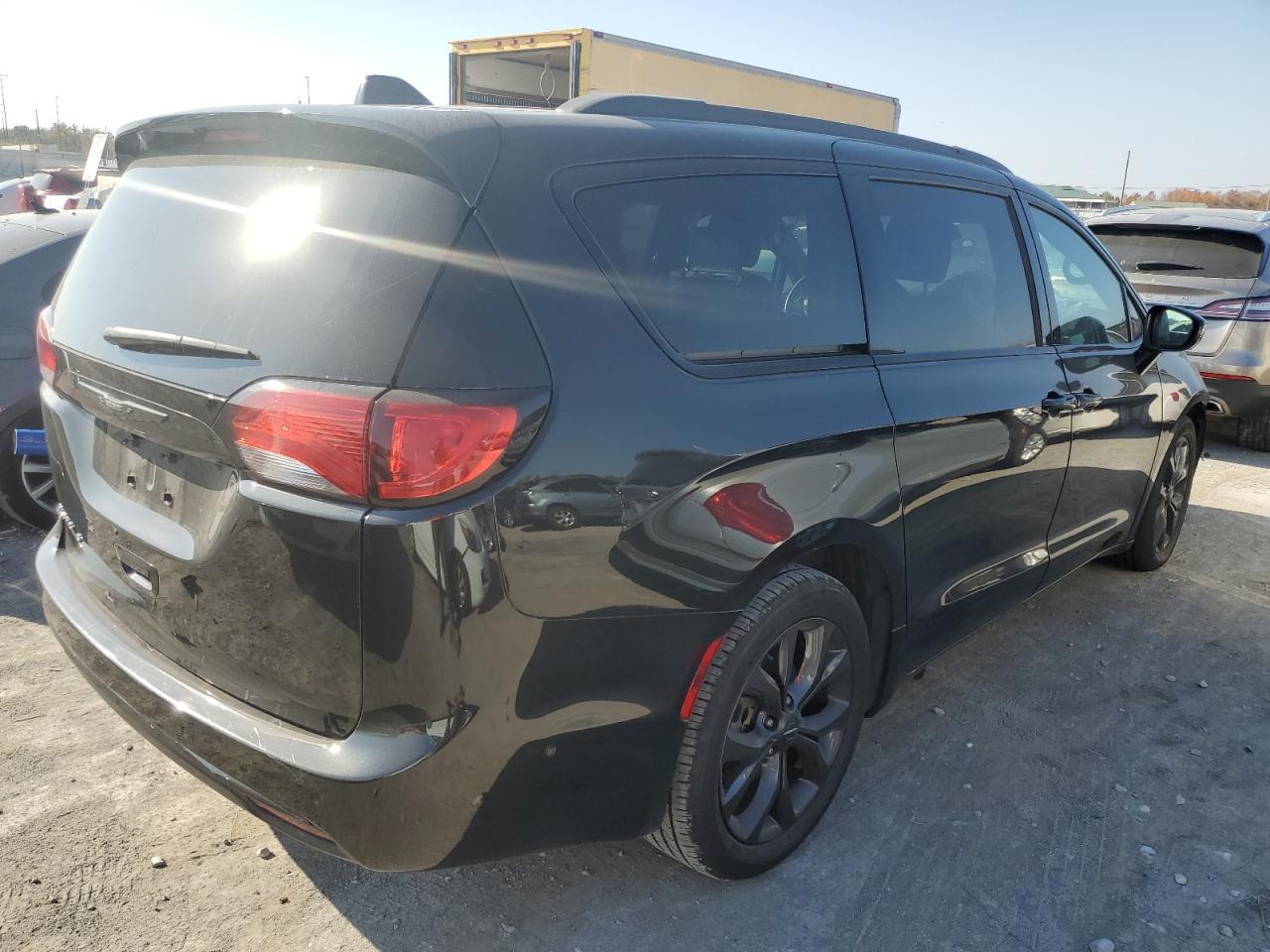 2020 Chrysler Pacifica Touring L Plus - Фото 3