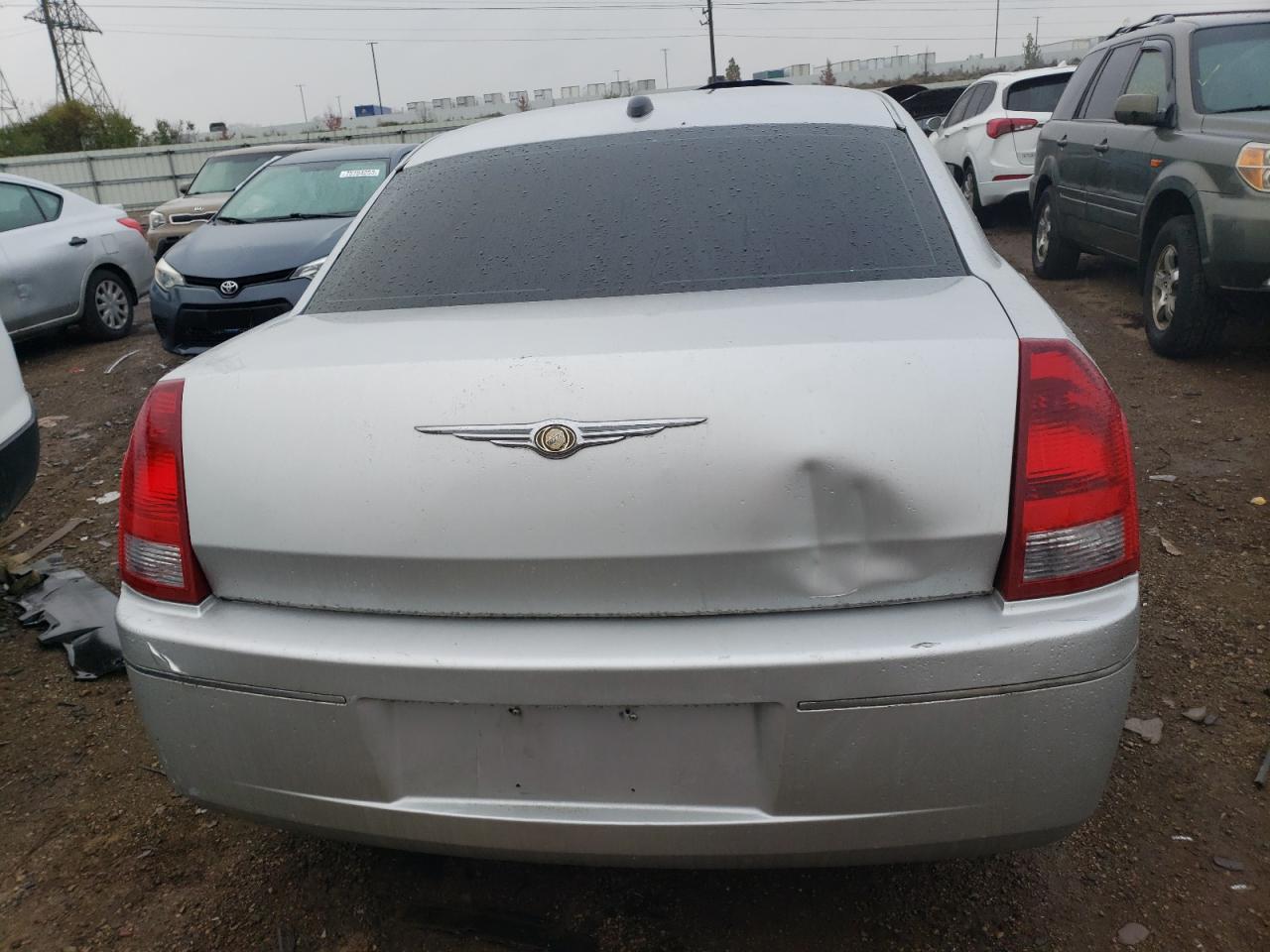2005 Chrysler 300 Touring - Image 6