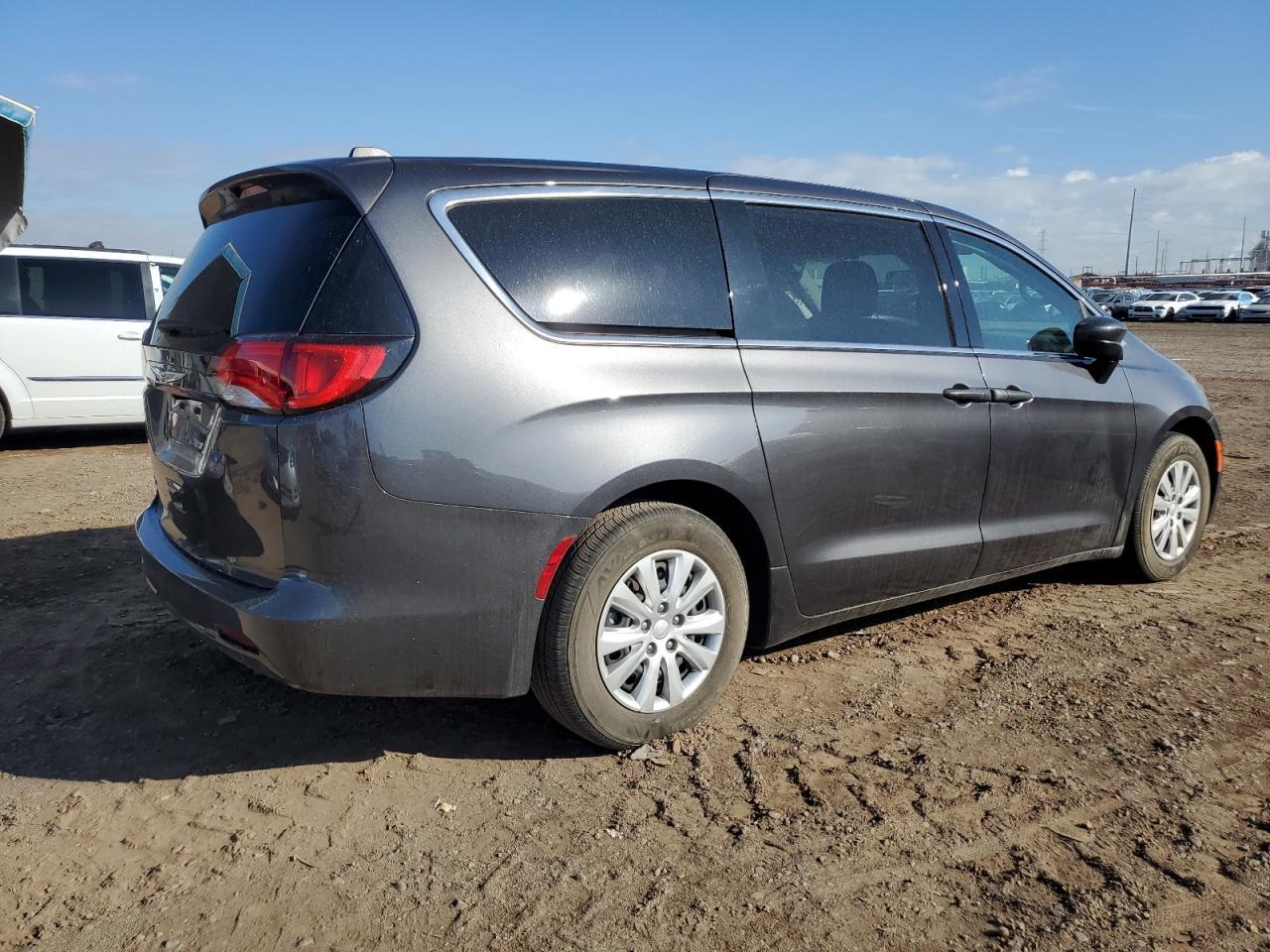2021 Chrysler Voyager L - Image 3