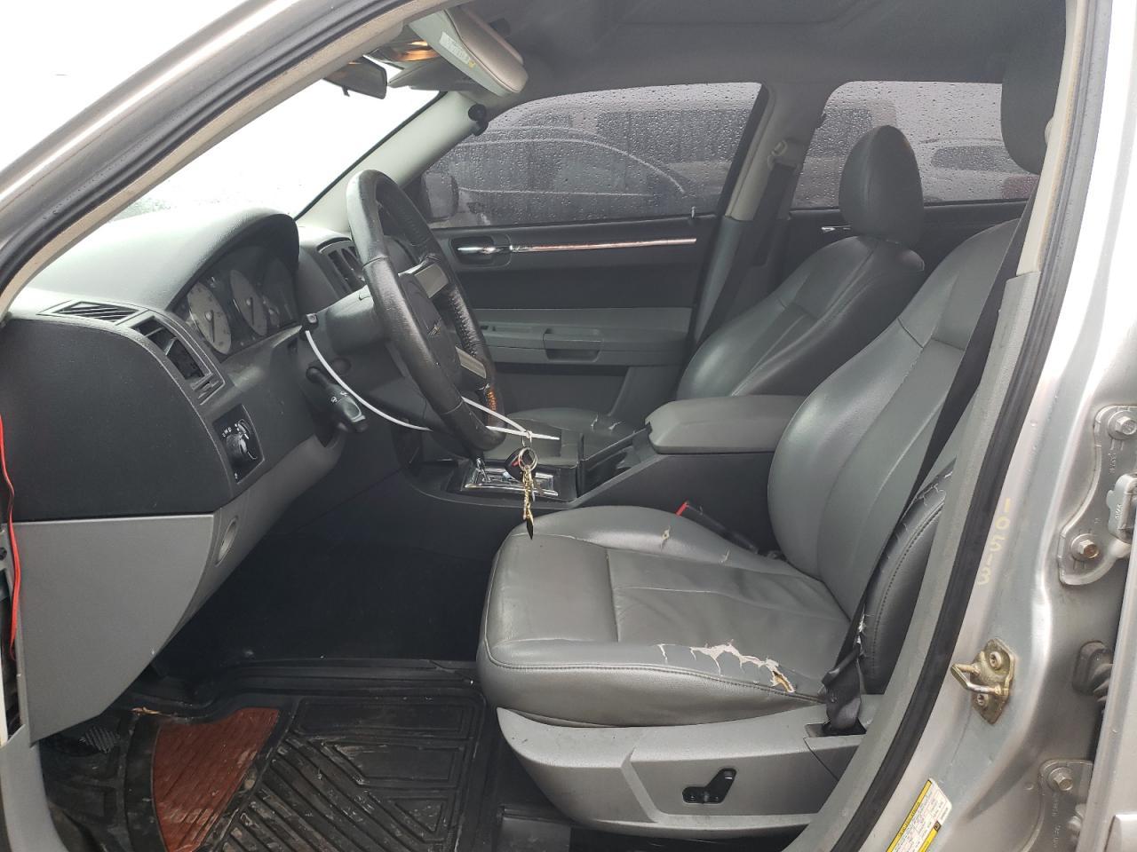 2005 Chrysler 300 Touring - Image 7