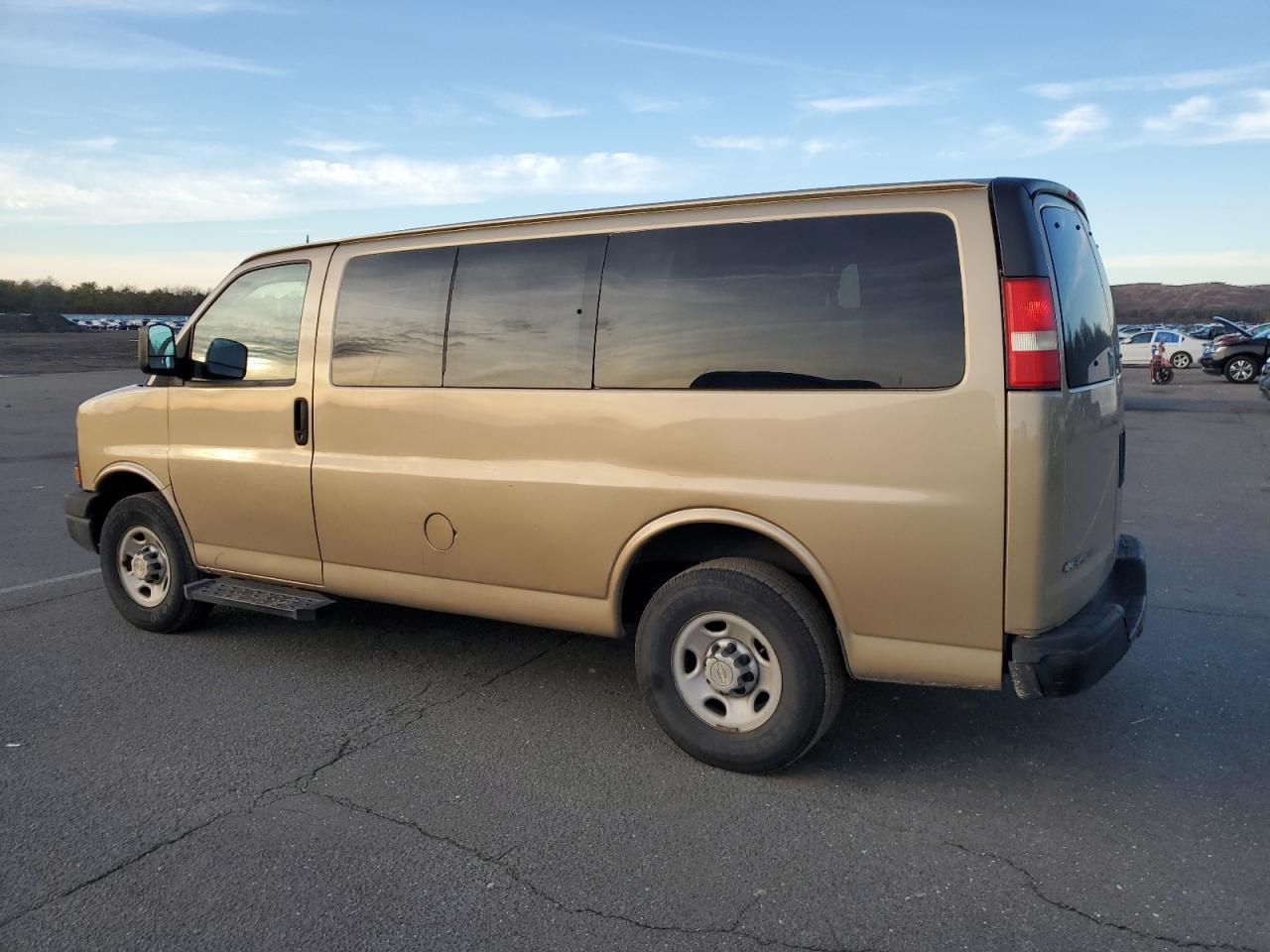2011 Chevrolet Express G2500 Ls - Фото 2