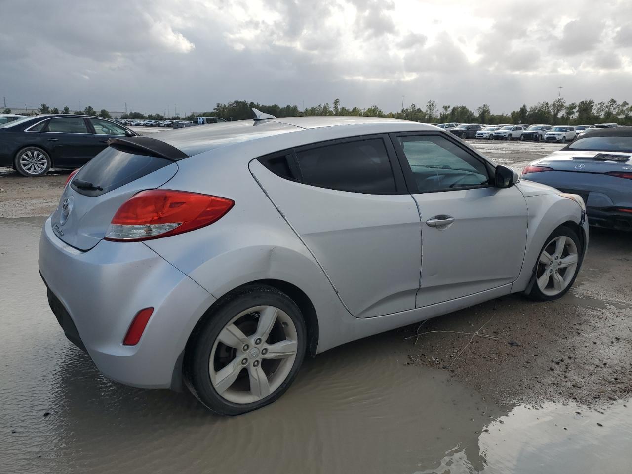 2013 Hyundai Veloster - Image 3