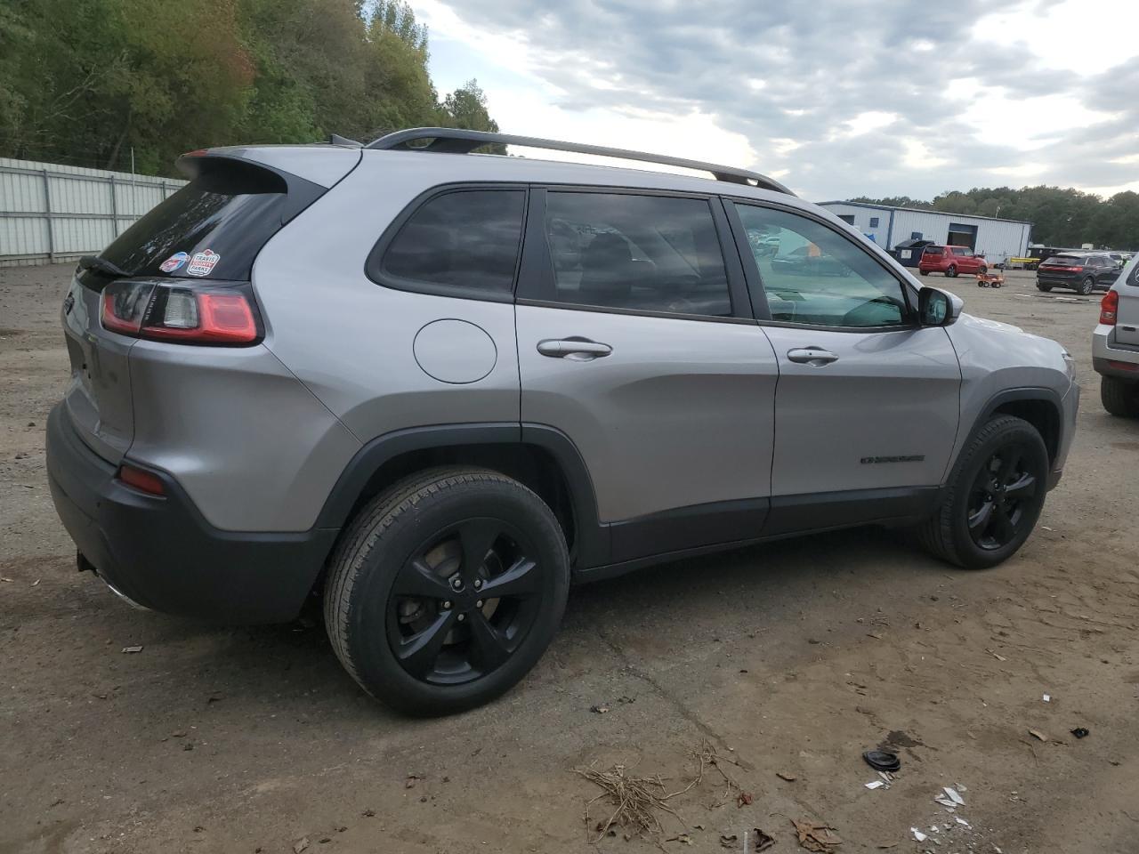 2019 Jeep Cherokee Latitude Plus - Image 3