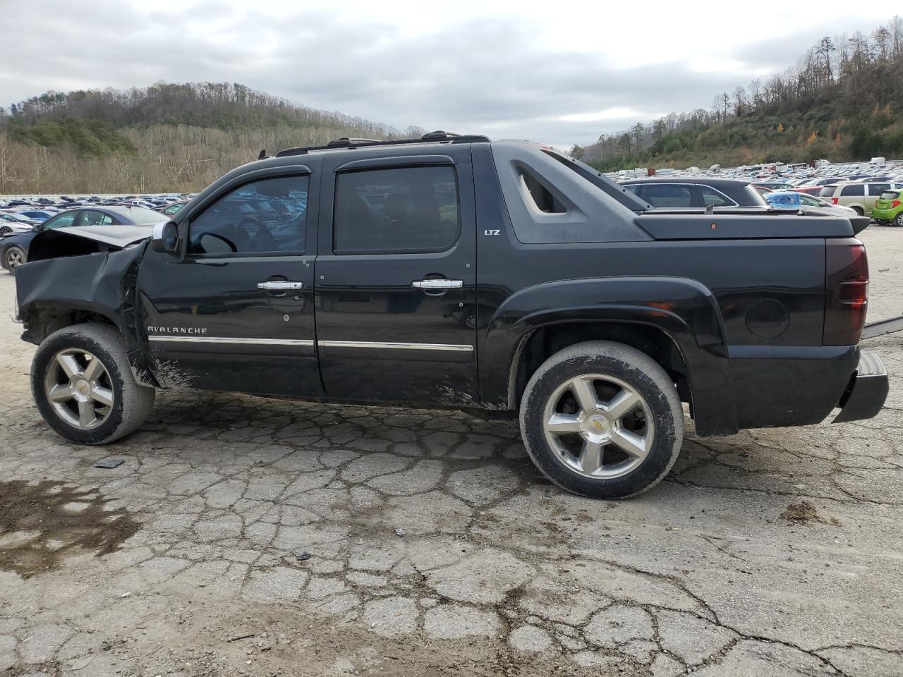 2011 Chevrolet Avalanche Ltz - Image 2