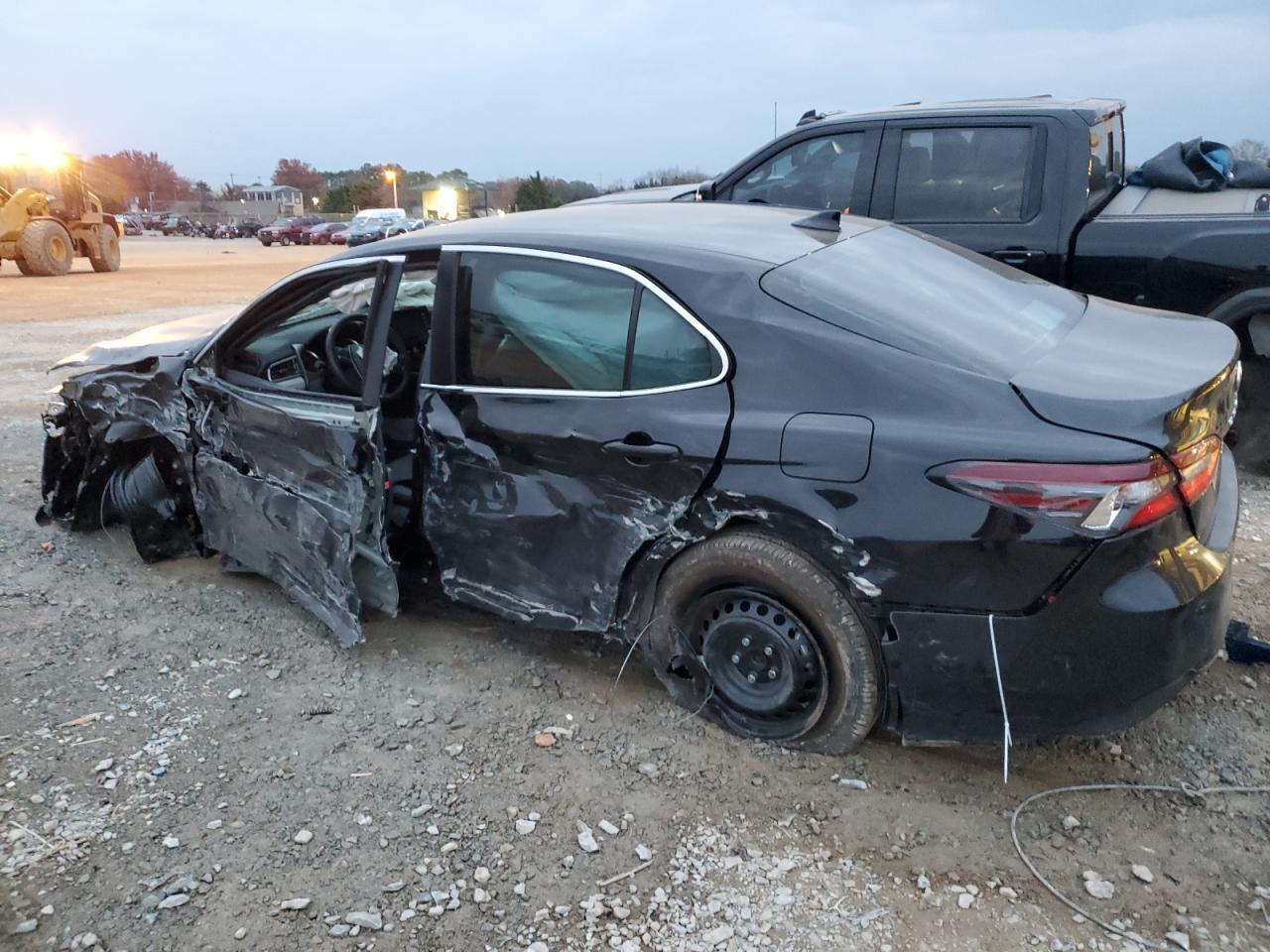 2023 Toyota Camry Le - Фото 2