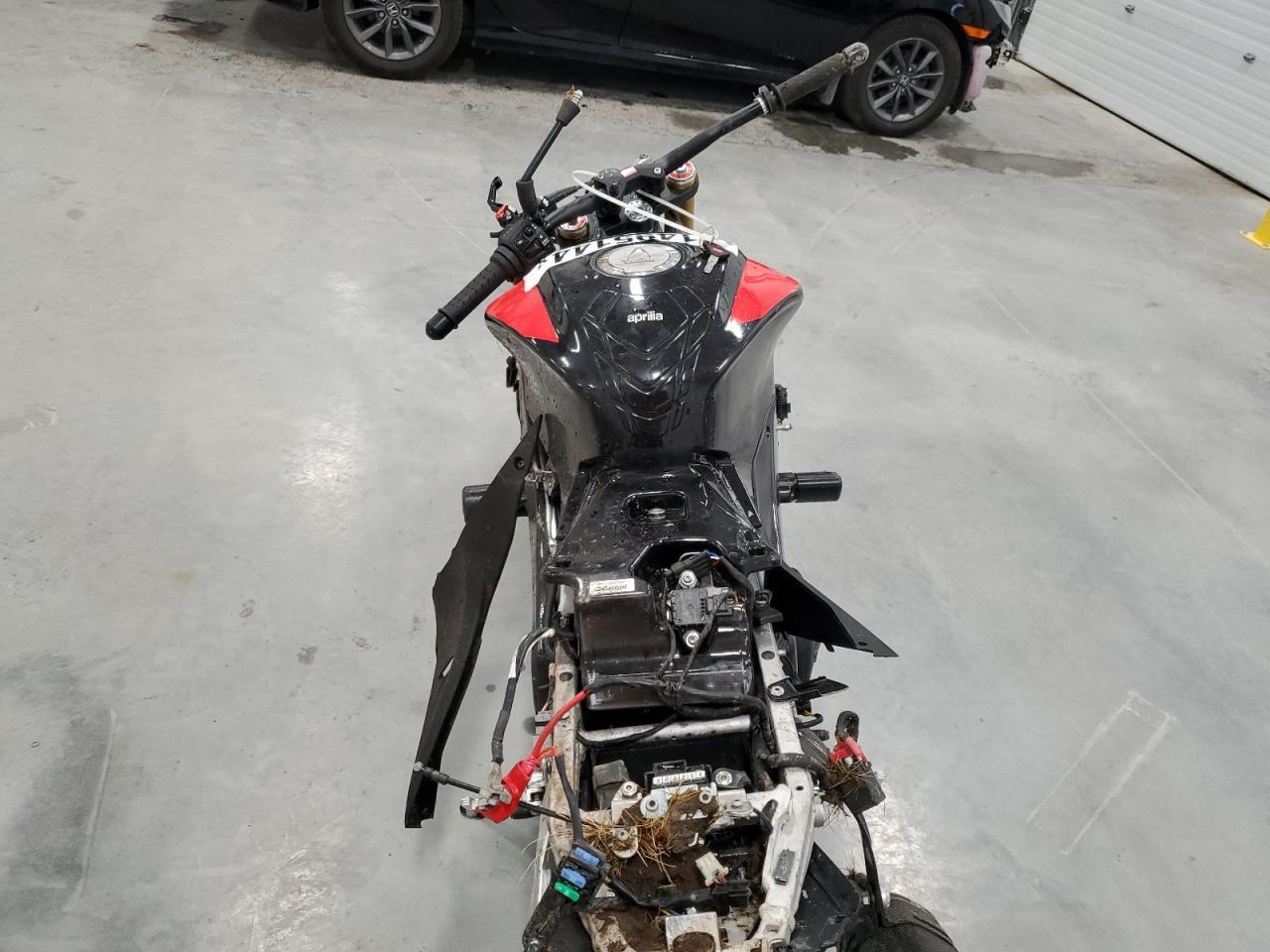 2018 Aprilia Tuono V4 - Фото 6