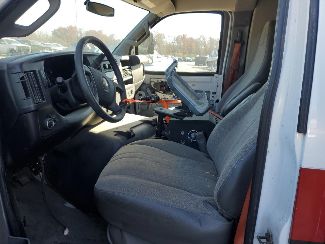 2016 Chevrolet Express G4500 - Image 7