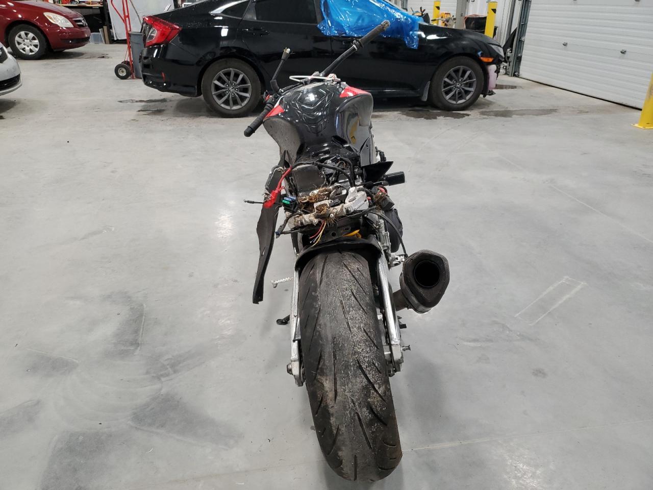 2018 Aprilia Tuono V4 - Фото 4