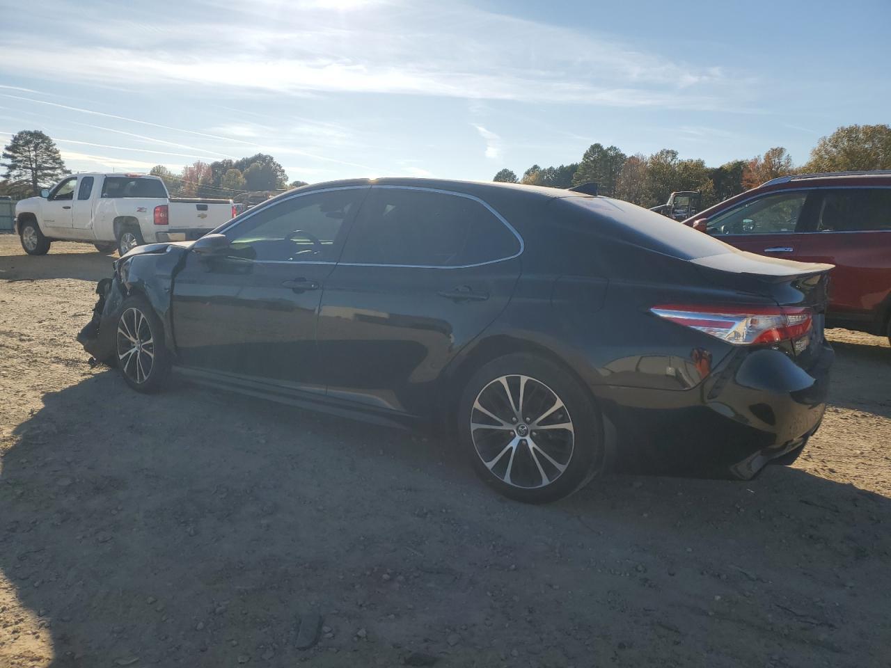 2020 Toyota Camry Se - Фото 2