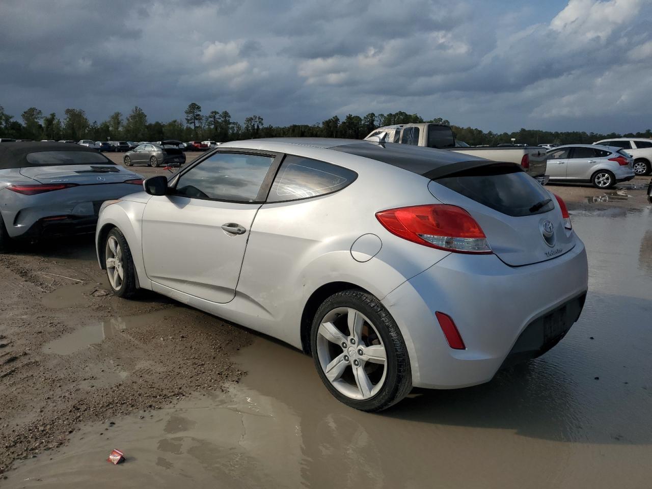 2013 Hyundai Veloster - Image 2