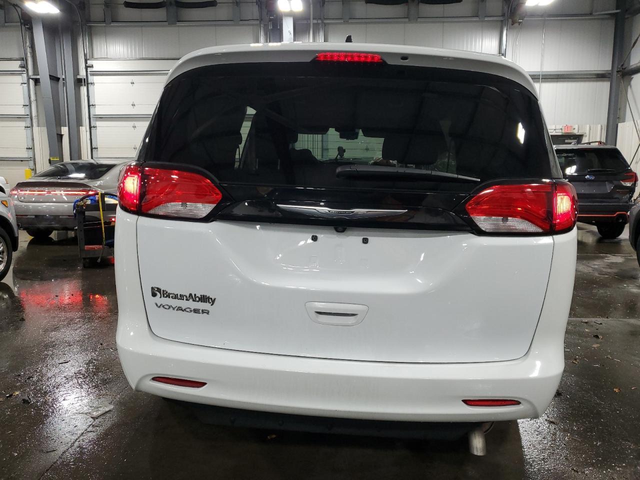 2023 Chrysler Voyager Lx - Фото 6