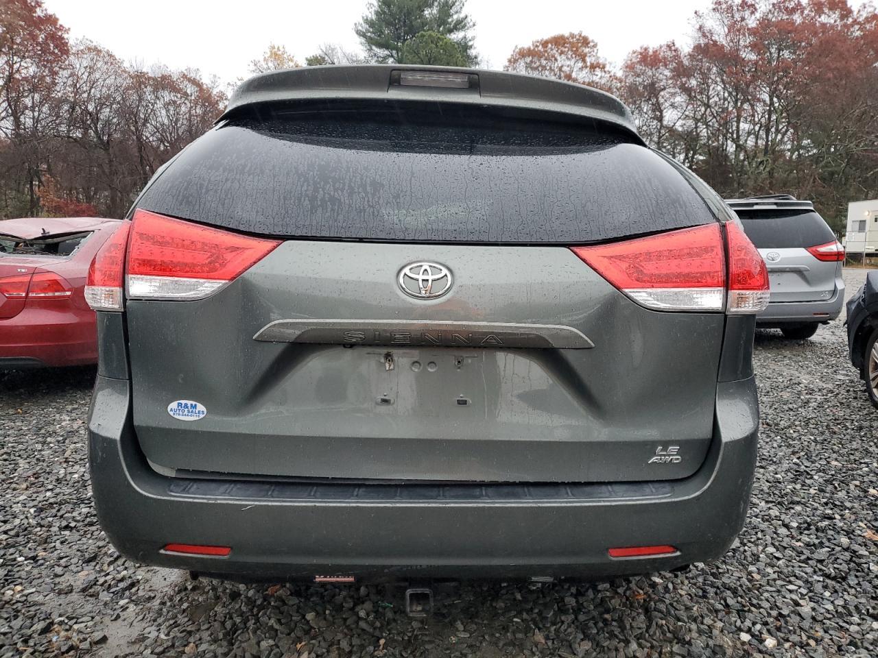 2014 Toyota Sienna Le 7-Passenger - Image 6