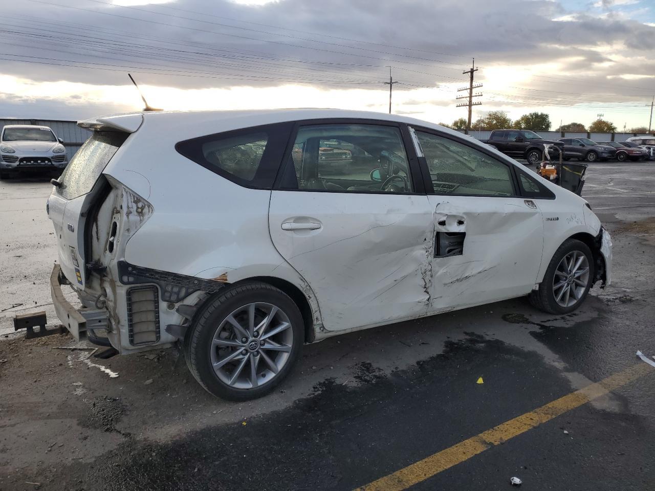 2016 Toyota Prius V Five - Фото 3