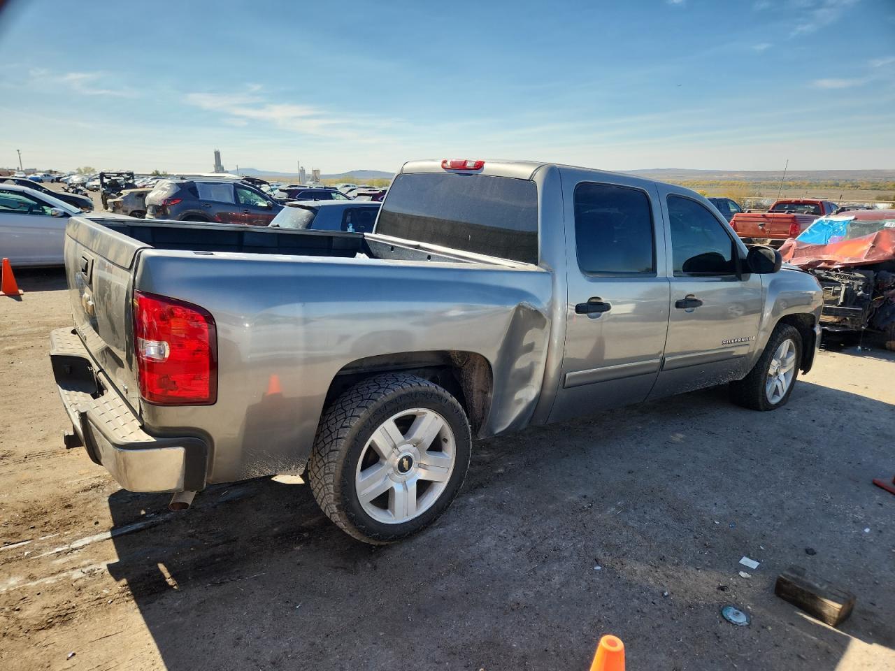 2007 Chevrolet Silverado C1500 Crew Cab - Image 3