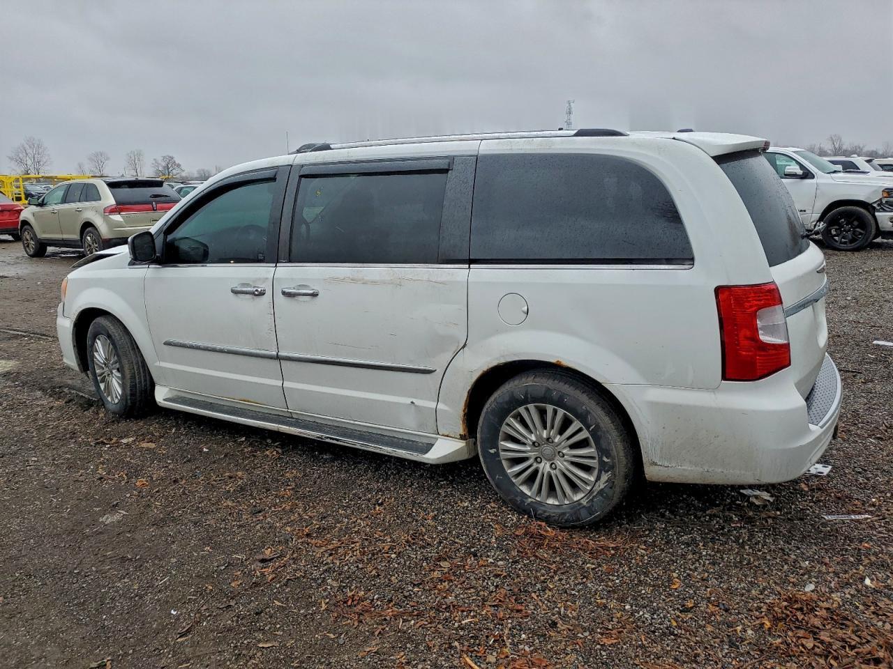 2014 Chrysler Town & Country Limited - Фото 2