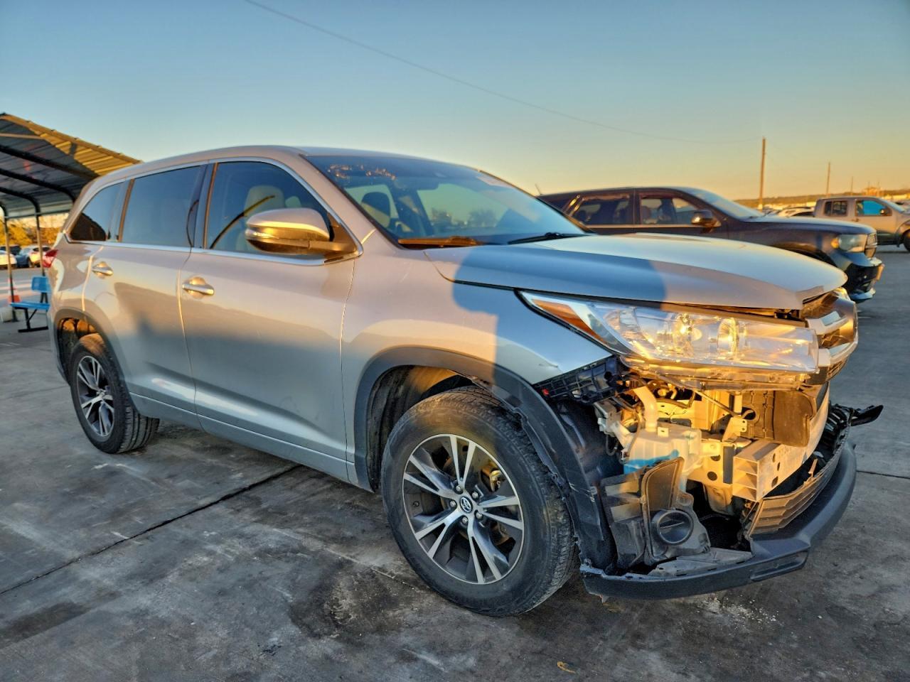 2017 Toyota Highlander Le - Image 4