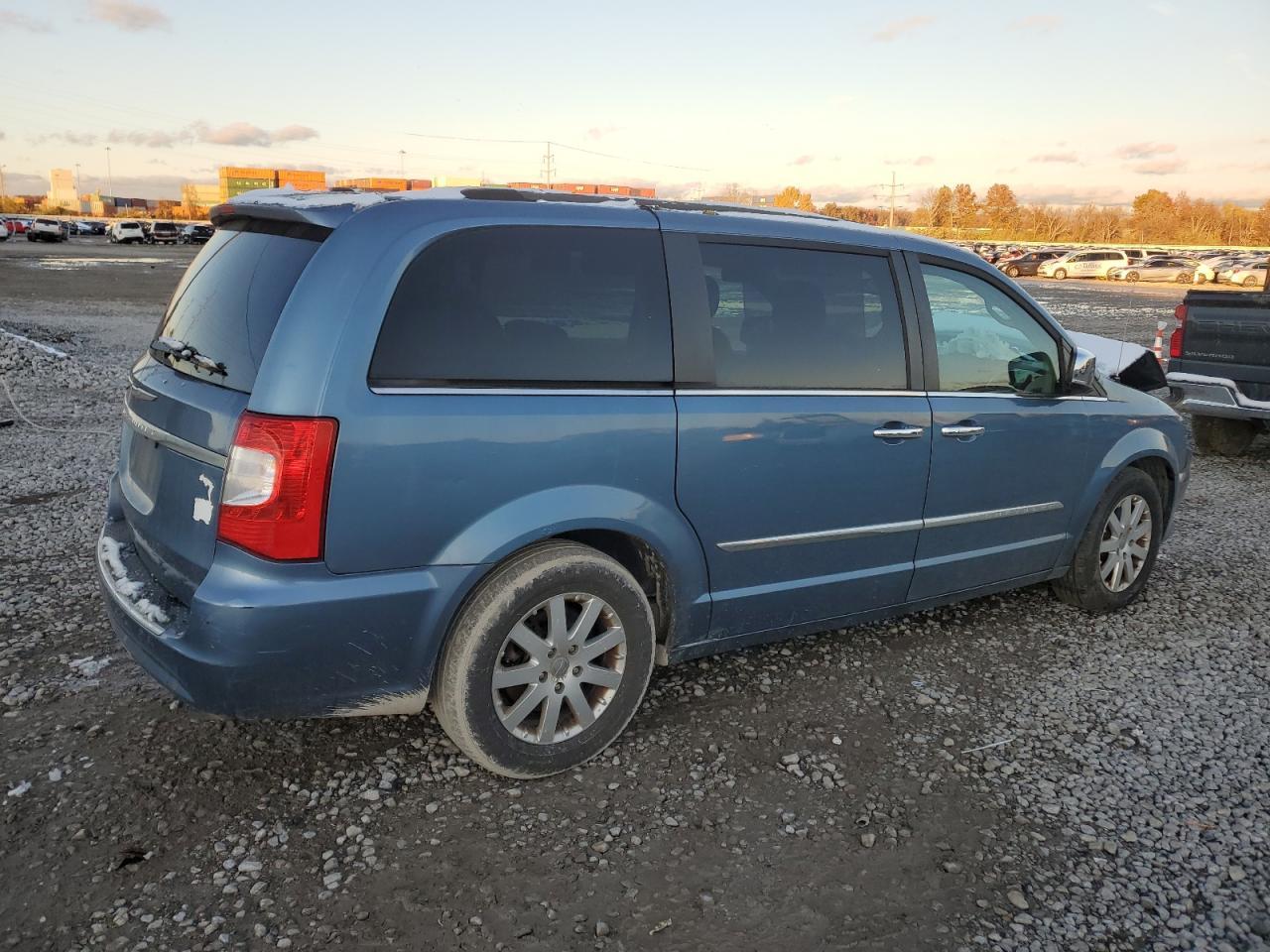 2012 Chrysler Town & Country Touring L - Фото 3