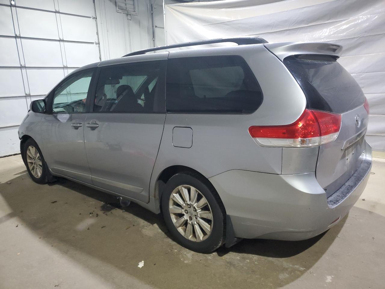 2011 Toyota Sienna Xle - Image 2