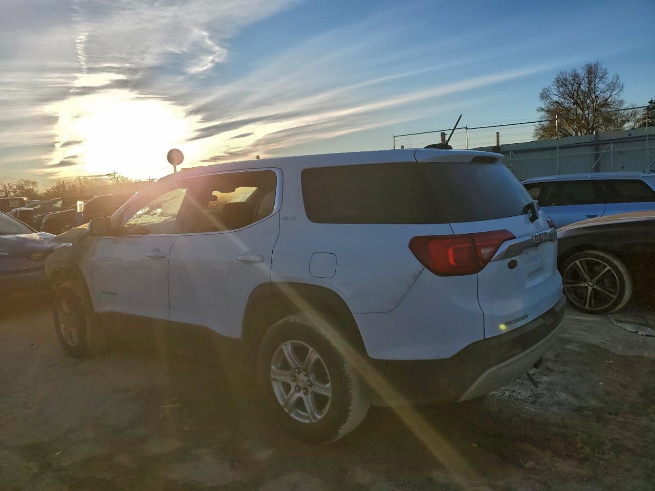 2018 GMC Acadia Sle - Image 2