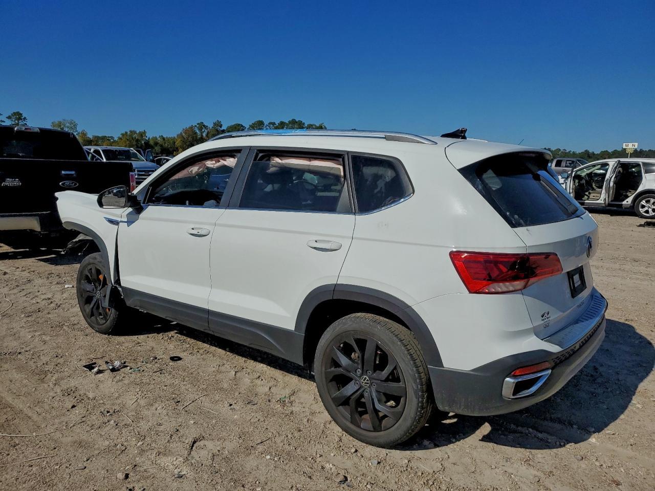 2022 Volkswagen Taos Se - Фото 2