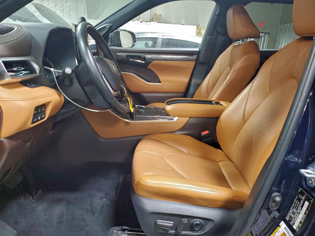 2022 Toyota Highlander Hybrid Platinum - Image 7